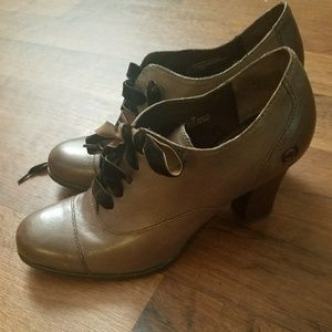 Born-Lace up pumps velvet laces